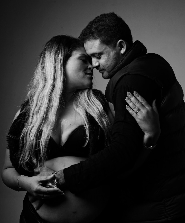 Ensaio de casal à espera de um bebê em preto e branco