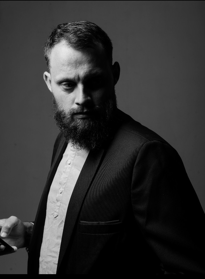 Retrato masculino em preto e branco no estúdio